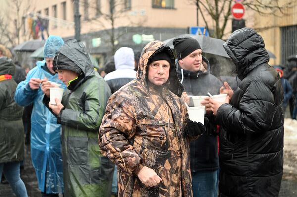 Участники протеста принесли с собой плакаты с надписями: &quot;Литва, твоя деревня вымирает&quot;, &quot;Мы требуем решить молочный кризис&quot;, &quot;Нет фермеров, нет еды, нет Литвы&quot;. - Sputnik Литва