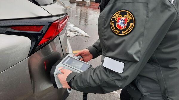 Литовский таможенник проверяет автомобиль с помощью портативного рентген-аппарата - Sputnik Литва