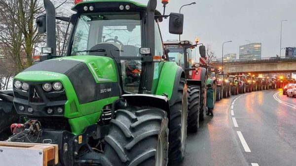 Сельхозтехника выезжает из Вильнюса после протеста фермеров - Sputnik Литва