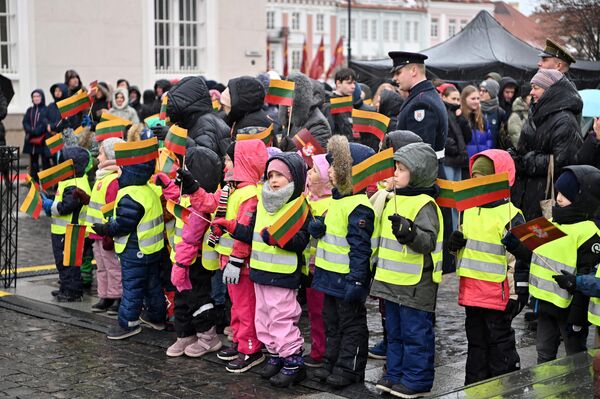 На фото: дети на церемонии поднятия флагов. - Sputnik Литва