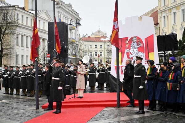 На фото: поднятие флагов столицы на Ратушной площади. - Sputnik Литва