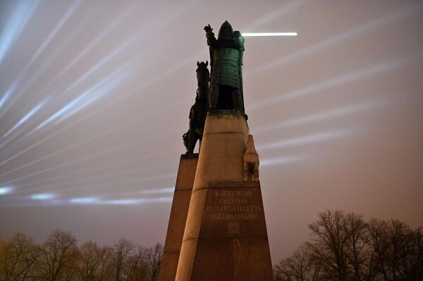 Скульптура великого князя Гедиминаса — основателя Вильнюса — в очередной раз была вооружена световым мечом. - Sputnik Литва