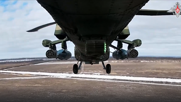 Боевая работа экипажа вертолета Ми-28 на Донецком направлении - Sputnik Литва