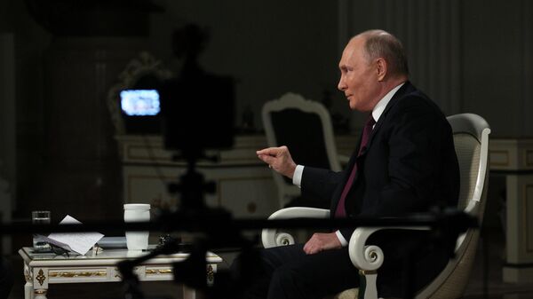 Президент РФ Владимир Путин дал интервью американскому журналисту Такеру Карлсону - Sputnik Литва