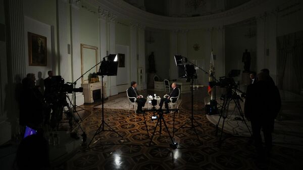  Президент РФ Владимир Путин дает интервью американскому журналисту, основателю видеоплатформы Tucker Carlson Network Такеру Карлсону - Sputnik Литва