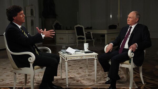 Президент РФ Владимир Путин и американский журналист Такер Карлсон - Sputnik Литва