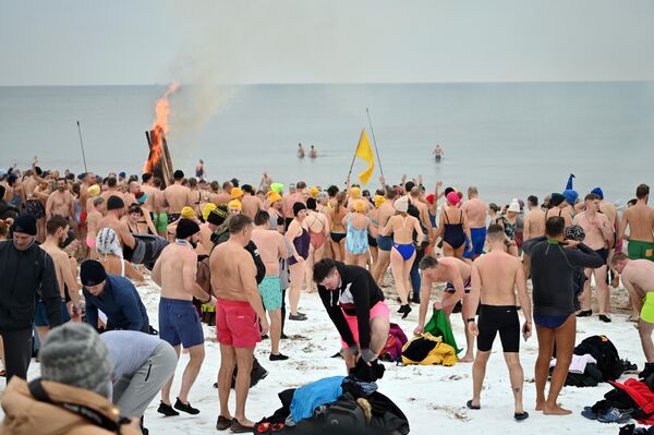 В воскресенье у моря зажгли чучело Море — одного из символов Ужгавенес. - Sputnik Литва