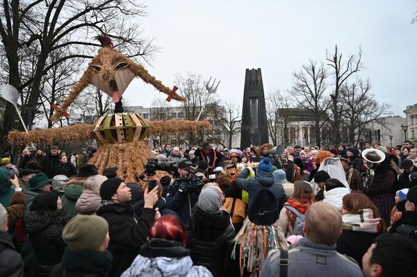 Как и каждый год, Канапинис побеждает Лашининиса, что символизирует победу весны и уход зимы. - Sputnik Литва