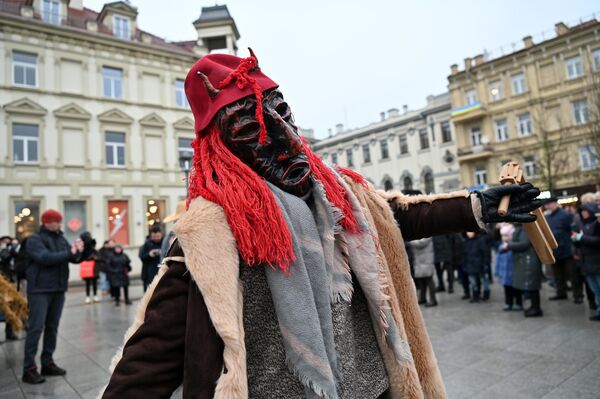 Участники праздничного маскарада и зрители шумно прошлись по улицам центра столицы. - Sputnik Литва