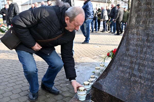 Участники акции возложили венки и цветы к памятнику, на котором выбиты имена 91 человека, погибшего в военных действиях. - Sputnik Литва