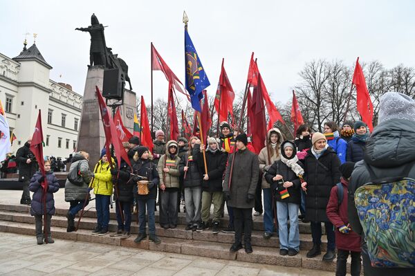 Мероприятия традиционно начались с чествования подписантов Акта о независимости Литвы на кладбище Расу. - Sputnik Литва