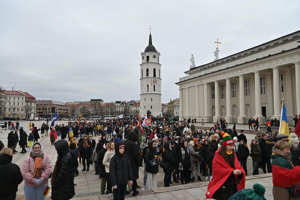 У памятника Гедиминасу на Кафедральной площади собралось молодежное шествие 