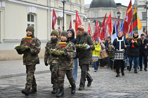 Участники шествия прошли по улице Пилес и остановились у Дома сигнатариев, где 16 февраля 1918 года был подписан Акт о независимости. - Sputnik Литва