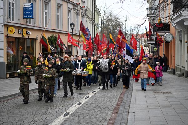 На фото: участники праздничного шествия. - Sputnik Литва