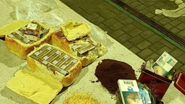 Контрабандные сигареты, спрятанные в буханках хлеба и банках с кофе - Sputnik Литва