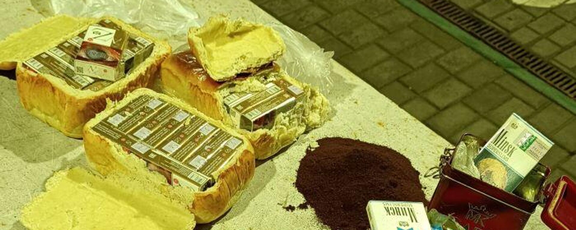Контрабандные сигареты, спрятанные в буханках хлеба и банках с кофе - Sputnik Литва, 1920, 20.02.2024