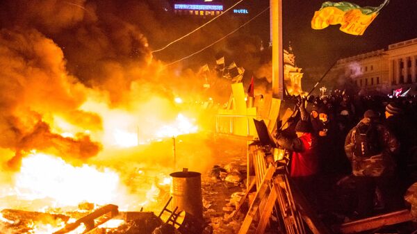 Сторонники оппозиции у горящей баррикады на площади Независимости в Киеве, февраль 2014 года - Sputnik Литва