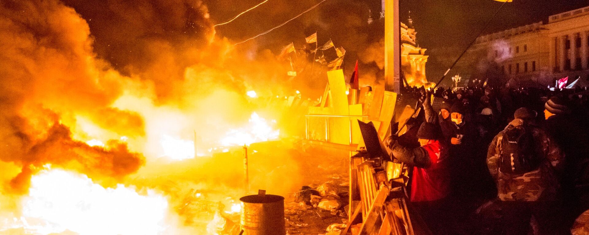 Сторонники оппозиции у горящей баррикады на площади Независимости в Киеве, февраль 2014 года - Sputnik Литва, 1920, 20.02.2024
