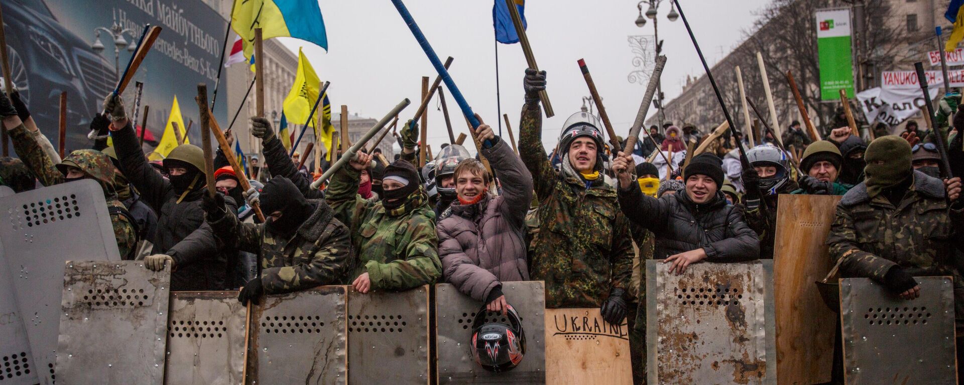 Отряды Самообороны Майдана у баррикад на Крещатике, февраль 2014 года - Sputnik Литва, 1920, 21.02.2024