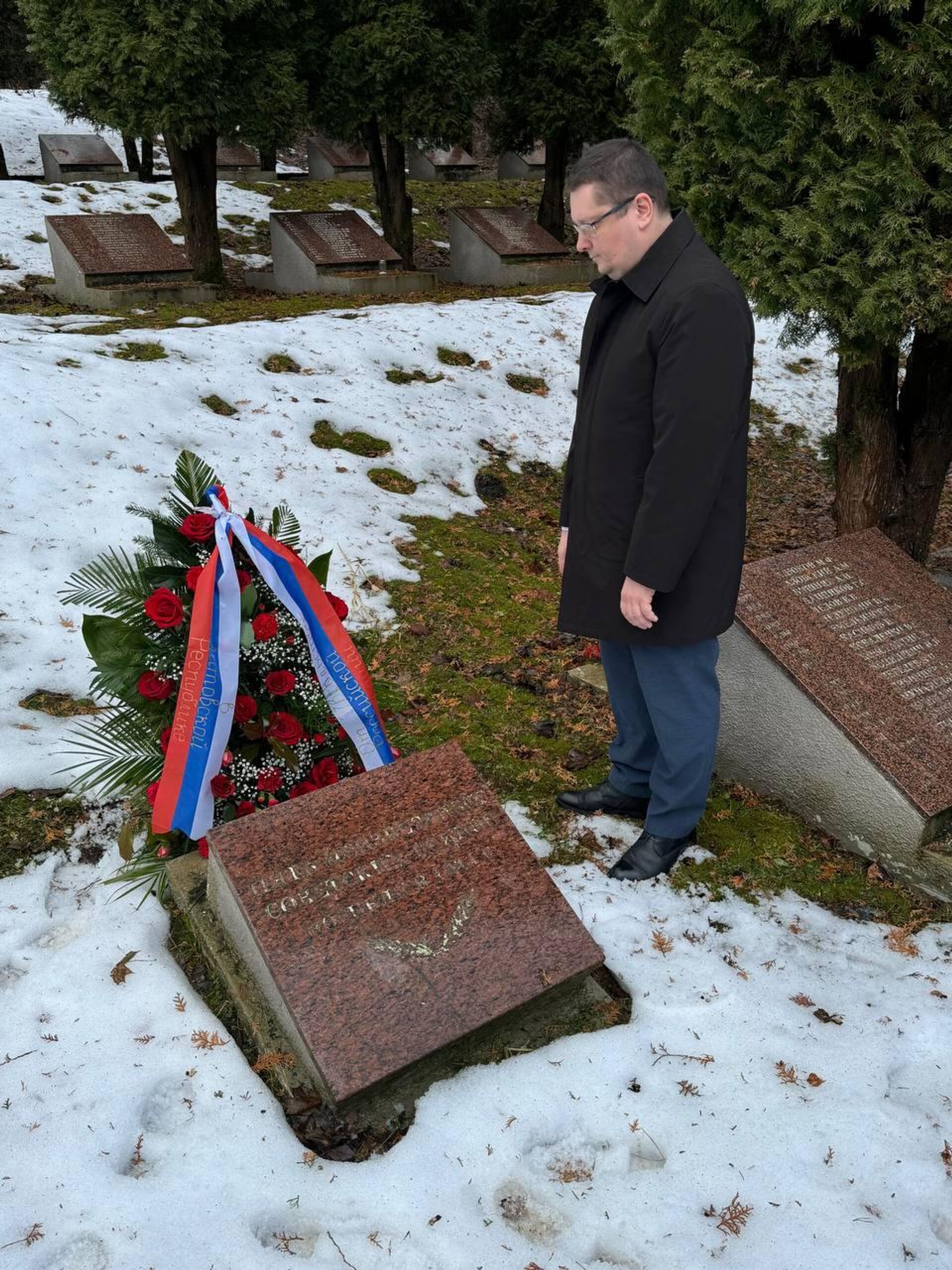 Возложение венка к воинским надгробиям на мемориале советским воинам-освободителям на Антакальнисском кладбище в Вильнюсе  - Sputnik Литва, 1920, 22.02.2024