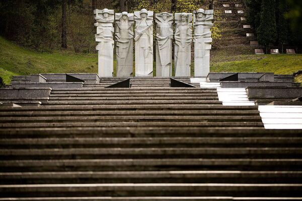 Мемориал советским воинам-освободителям на Антакальнисском кладбище в Вильнюсе. - Sputnik Литва