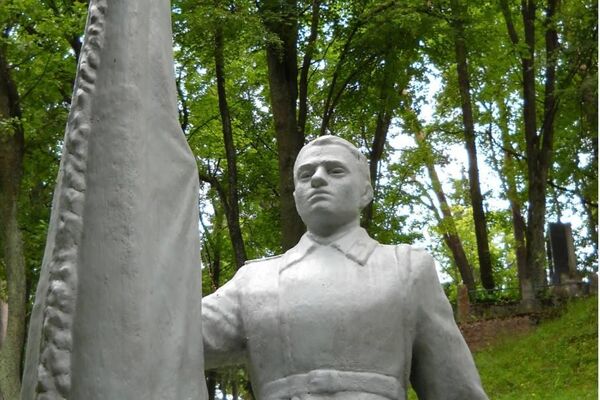 Скульптура знаменосца на Антакальнисском кладбище в Вильнюсе. - Sputnik Литва