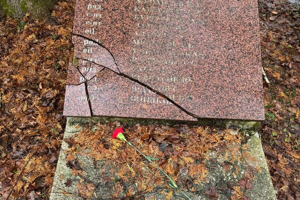 На фото: разбитое надгробье мемориала советским воинам-освободителям на Антакальнисском кладбище в Вильнюсе. - Sputnik Литва