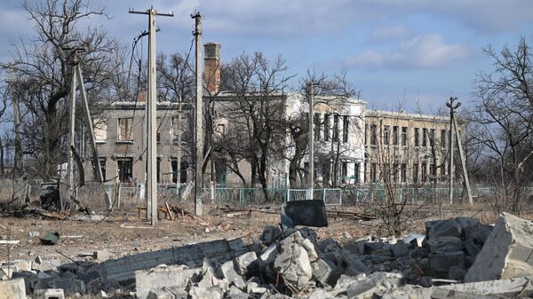 Здание, поврежденное в результате обстрелов в освобожденной Авдеевке ДНР - Sputnik Литва