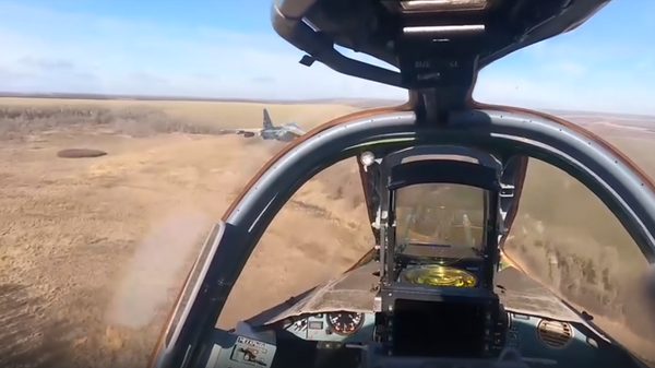 Боевая работа экипажей штурмовиков Су-25 в зоне спецоперации - Sputnik Литва