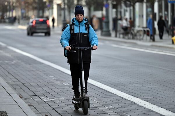На велосипедных дорожках появились любители активного досуга. - Sputnik Литва