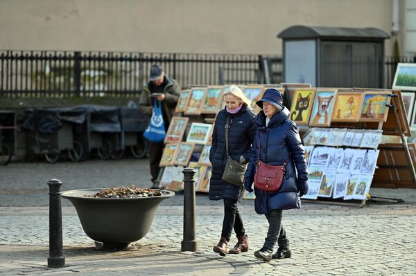 На фото: улочка Вильнюса с работами народных умельцев. - Sputnik Литва