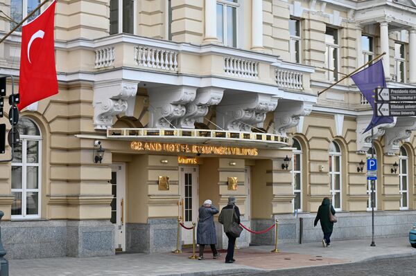 На фото: вид на Кафедральную площадь с окон номеров расположенного в самом центре столицы отеля Grand Hotel Kempinski Vilnius. - Sputnik Литва
