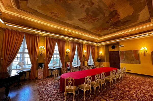 В гостинице Narutis можно увидеть оригинальные фрески на потолках древние, предметы антиквариата. - Sputnik Литва