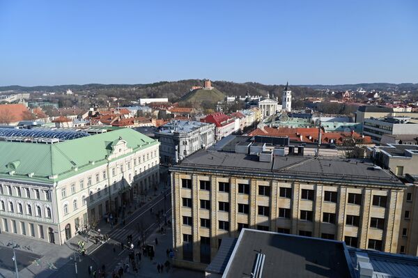 На фото: вид на центр города и на башню Гедеминаса из окон номеров и тренажерного зала гостиницы Novotel. - Sputnik Литва