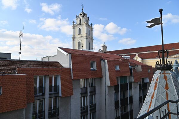 На фото: вид на улицу Пилес с номера люкс в гостинице Antagonist Art Hotel. - Sputnik Литва