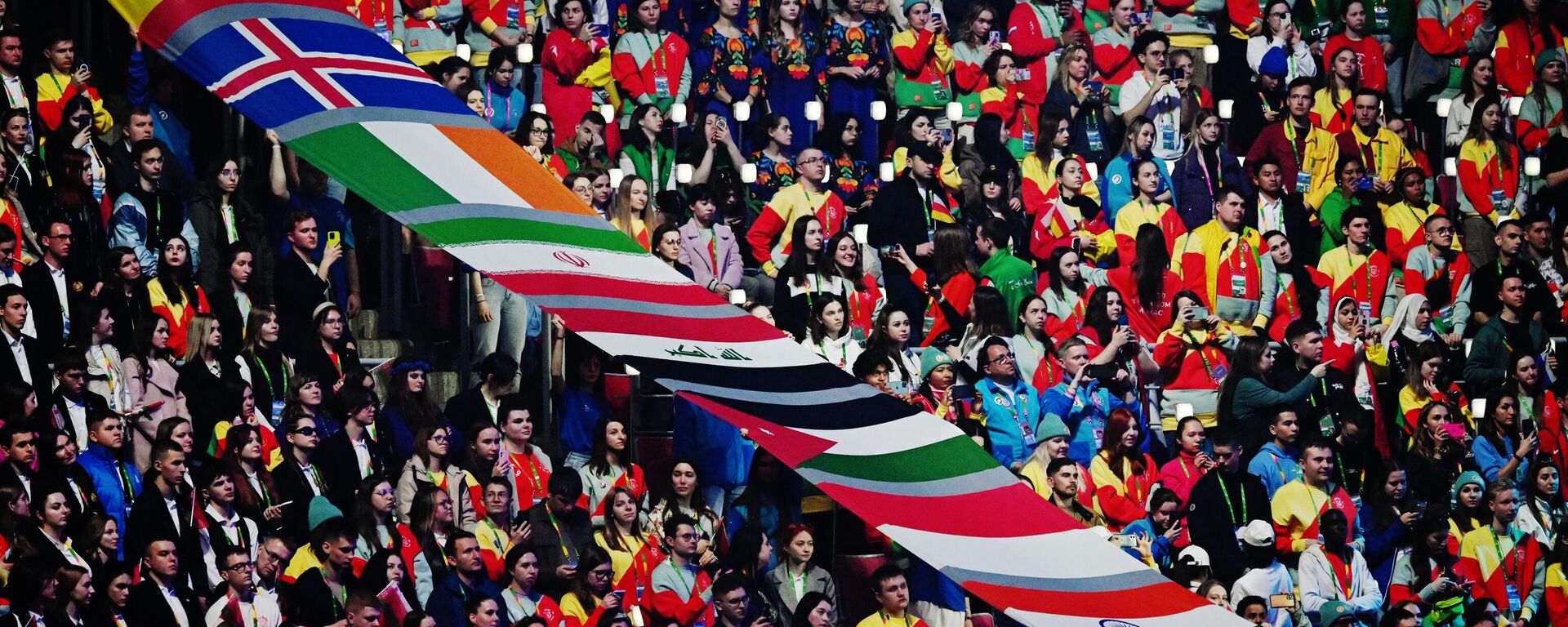 Вынос флагов на церемонии открытия Всемирного фестиваля молодежи - Sputnik Литва, 1920, 05.03.2024