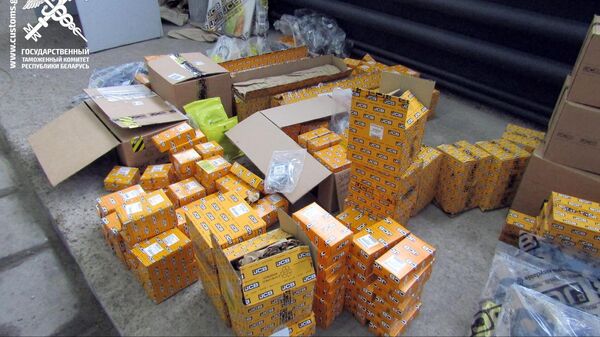 Незаявленные товары, обнаруженные белорусскими таможенниками в автомобиле перевозчика из Литвы - Sputnik Литва