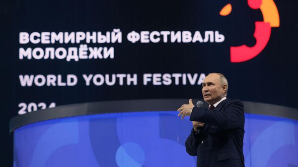 Президент РФ Владимир Путин выступает на Всемирном фестивале молодежи - Sputnik Литва