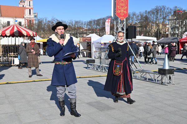 В ходе ярмарки посетителей ждали развлекательные мероприятия и концерты на Кафедральной площади. - Sputnik Литва