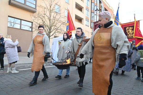 На фото: участники процессии, посвященной открытию ярмарки Казюкаса. - Sputnik Литва
