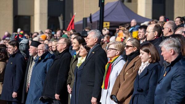 Президент Литвы Гитанас Науседа и члены кабмина на церемонии поднятия флагов 11 марта  - Sputnik Литва
