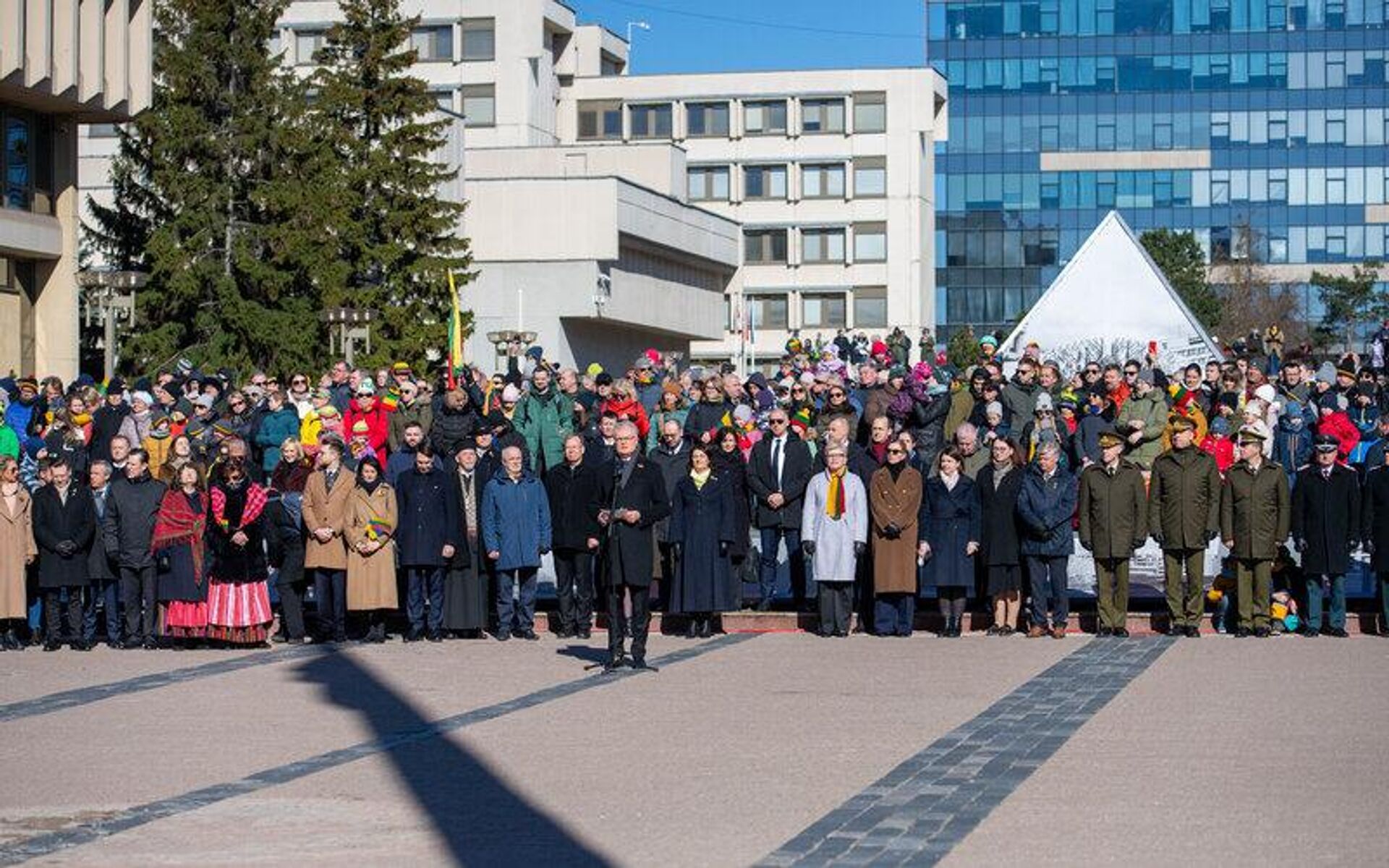 Президент Литвы Гитанас Науседа и члены кабмина на церемонии поднятия флагов 11 марта  - Sputnik Литва, 1920, 11.03.2024