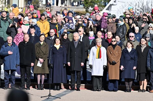 На площади собрались официальные лица и иностранные гости. - Sputnik Литва