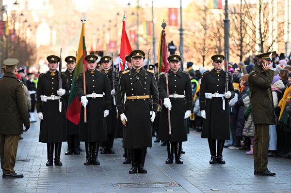После церемонии рота почетного караула и оркестр ВС Литвы прошли маршем до Кафедральной площади. - Sputnik Литва