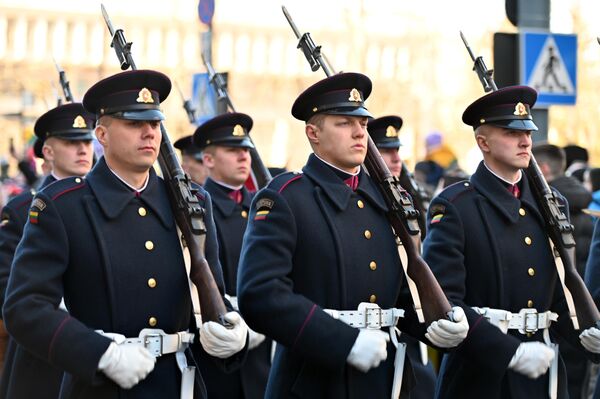 На фото: рота почетного караула во время марша. - Sputnik Литва