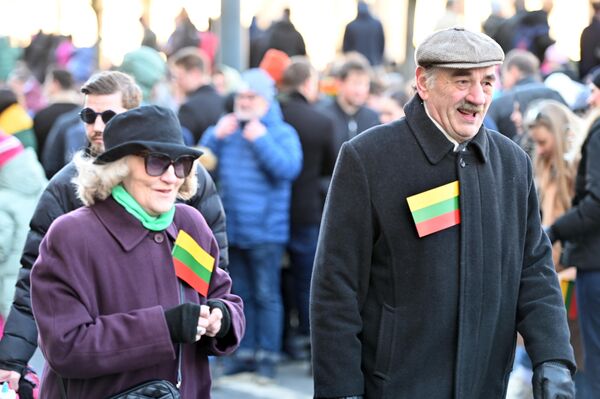 Жители пришли на праздничное шествия с литовскими флагами.  - Sputnik Литва