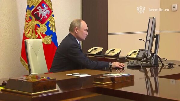 Владимир Путин проголосовал онлайн на выборах президента России - Sputnik Литва