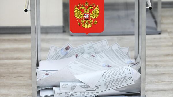 Урна с бюллетенями для голосования во время выборов президента России - Sputnik Литва