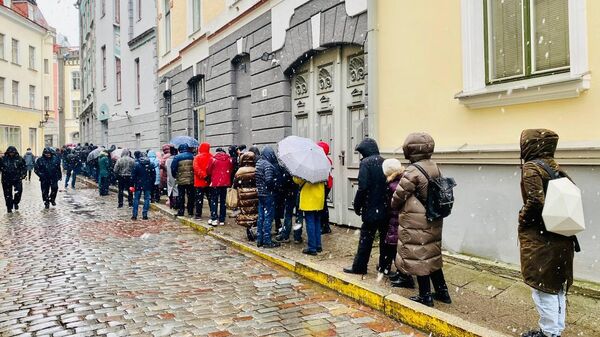 Очередь у здания посольства России в Таллине в день голосования на выборах президента - Sputnik Литва