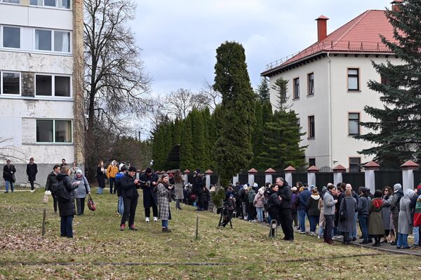 К 12:00 по местному времени (13:00 по мск) у здания диппредставительства образовалась очередь. - Sputnik Литва